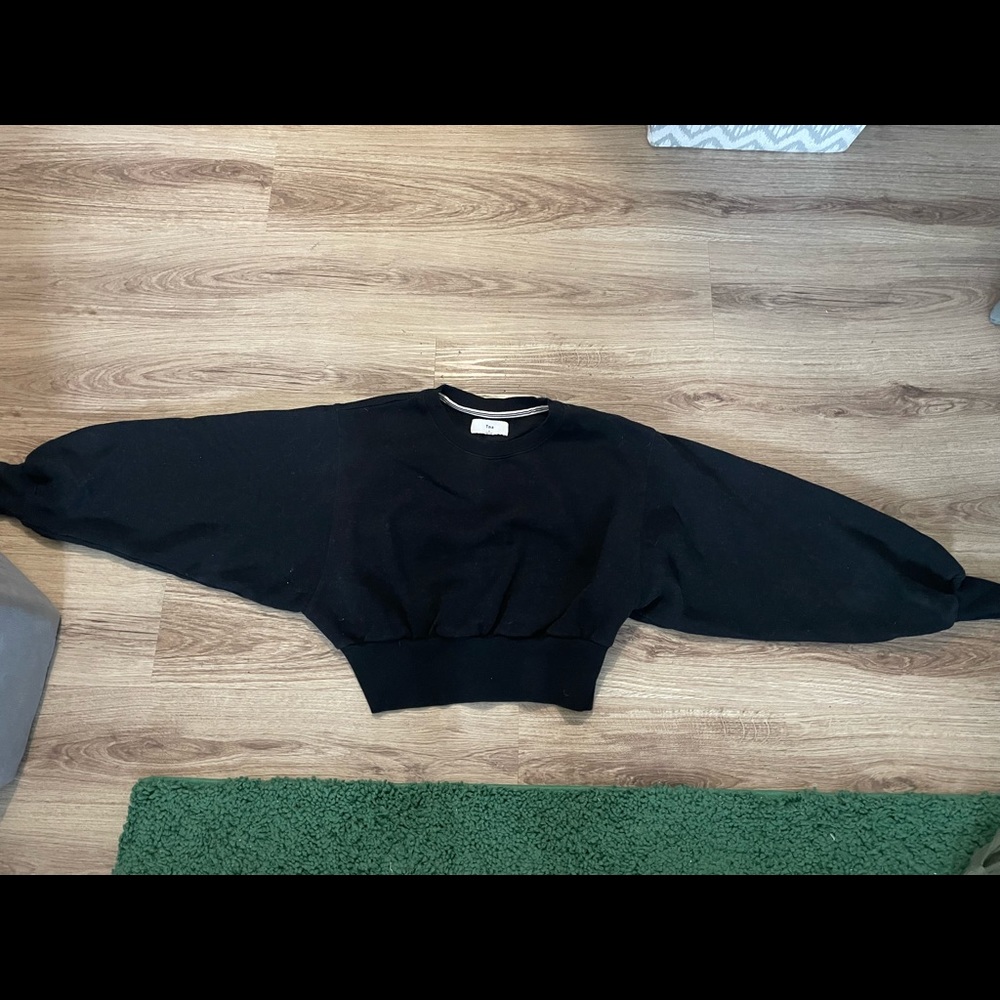 Aritzia large sleeved crop crew neck